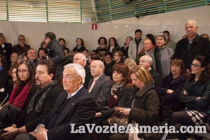 Representantes institucionales y vecinos dieron ayer su último adiós al exalcalde tras cerrarse la capilla ardiente