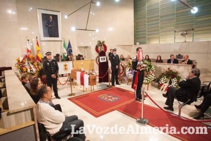 Representantes institucionales y vecinos dieron ayer su último adiós al exalcalde tras cerrarse la capilla ardiente