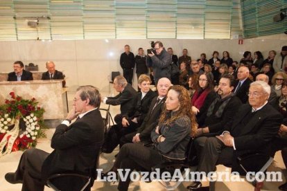 Representantes institucionales y vecinos dieron ayer su último adiós al exalcalde tras cerrarse la capilla ardiente