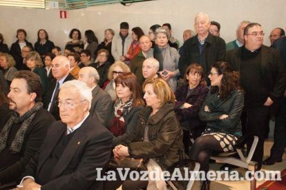 Representantes institucionales y vecinos dieron ayer su último adiós al exalcalde tras cerrarse la capilla ardiente