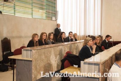 Representantes institucionales y vecinos dieron ayer su último adiós al exalcalde tras cerrarse la capilla ardiente