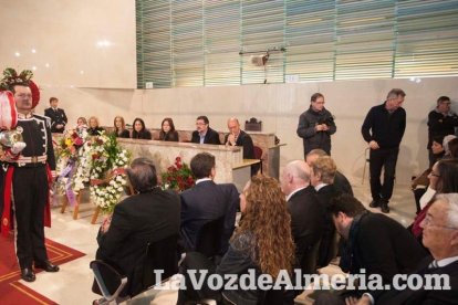 Representantes institucionales y vecinos dieron ayer su último adiós al exalcalde tras cerrarse la capilla ardiente