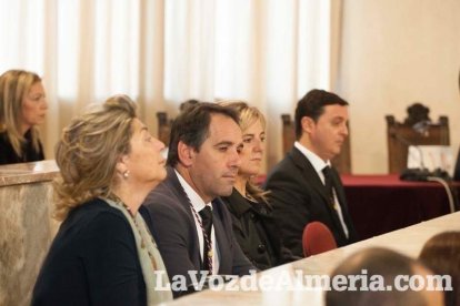 Representantes institucionales y vecinos dieron ayer su último adiós al exalcalde tras cerrarse la capilla ardiente