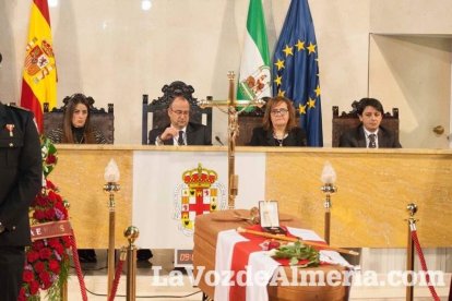 Representantes institucionales y vecinos dieron ayer su último adiós al exalcalde tras cerrarse la capilla ardiente