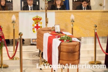Representantes institucionales y vecinos dieron ayer su último adiós al exalcalde tras cerrarse la capilla ardiente