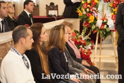 Representantes institucionales y vecinos dieron ayer su último adiós al exalcalde tras cerrarse la capilla ardiente