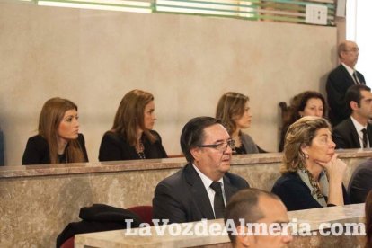 Representantes institucionales y vecinos dieron ayer su último adiós al exalcalde tras cerrarse la capilla ardiente