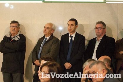 Representantes institucionales y vecinos dieron ayer su último adiós al exalcalde tras cerrarse la capilla ardiente