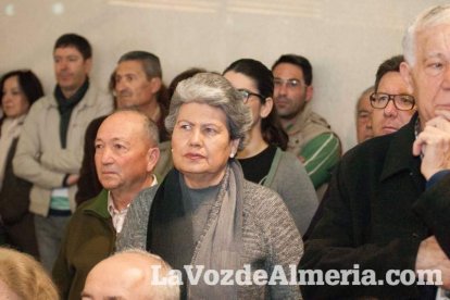 Representantes institucionales y vecinos dieron ayer su último adiós al exalcalde tras cerrarse la capilla ardiente