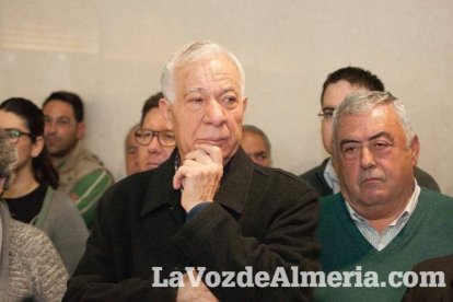 Representantes institucionales y vecinos dieron ayer su último adiós al exalcalde tras cerrarse la capilla ardiente