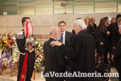 Representantes institucionales y vecinos dieron ayer su último adiós al exalcalde tras cerrarse la capilla ardiente