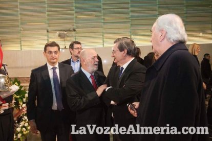 Representantes institucionales y vecinos dieron ayer su último adiós al exalcalde tras cerrarse la capilla ardiente