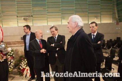 Representantes institucionales y vecinos dieron ayer su último adiós al exalcalde tras cerrarse la capilla ardiente