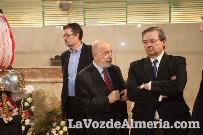 Representantes institucionales y vecinos dieron ayer su último adiós al exalcalde tras cerrarse la capilla ardiente
