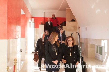 Representantes institucionales y vecinos dieron ayer su último adiós al exalcalde tras cerrarse la capilla ardiente