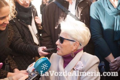 Representantes institucionales y vecinos dieron ayer su último adiós al exalcalde tras cerrarse la capilla ardiente