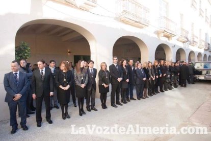 Representantes institucionales y vecinos dieron ayer su último adiós al exalcalde tras cerrarse la capilla ardiente
