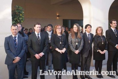 Representantes institucionales y vecinos dieron ayer su último adiós al exalcalde tras cerrarse la capilla ardiente