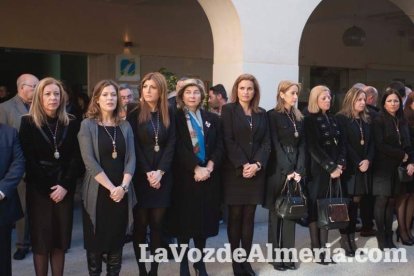 Representantes institucionales y vecinos dieron ayer su último adiós al exalcalde tras cerrarse la capilla ardiente