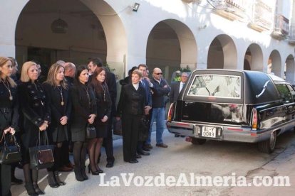 Representantes institucionales y vecinos dieron ayer su último adiós al exalcalde tras cerrarse la capilla ardiente
