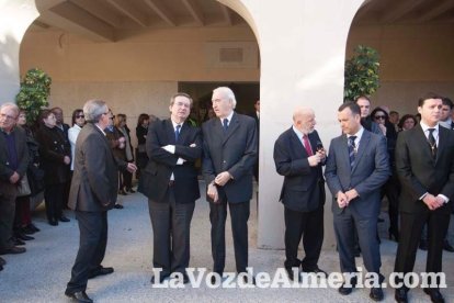 Representantes institucionales y vecinos dieron ayer su último adiós al exalcalde tras cerrarse la capilla ardiente
