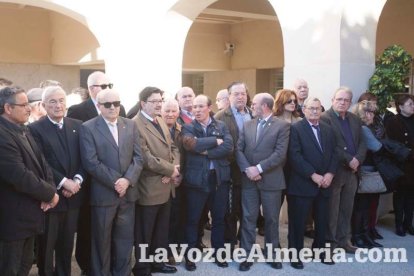 Representantes institucionales y vecinos dieron ayer su último adiós al exalcalde tras cerrarse la capilla ardiente
