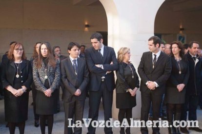 Representantes institucionales y vecinos dieron ayer su último adiós al exalcalde tras cerrarse la capilla ardiente