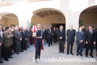 Representantes institucionales y vecinos dieron ayer su último adiós al exalcalde tras cerrarse la capilla ardiente