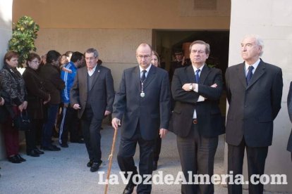 Representantes institucionales y vecinos dieron ayer su último adiós al exalcalde tras cerrarse la capilla ardiente