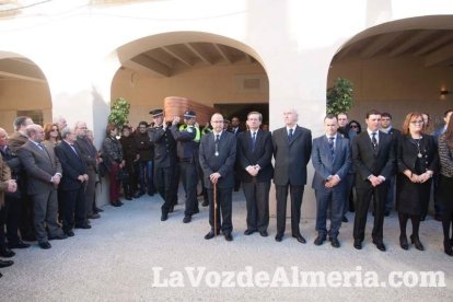 Representantes institucionales y vecinos dieron ayer su último adiós al exalcalde tras cerrarse la capilla ardiente
