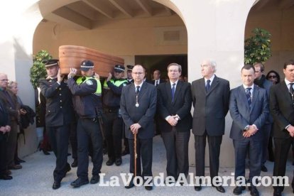 Representantes institucionales y vecinos dieron ayer su último adiós al exalcalde tras cerrarse la capilla ardiente