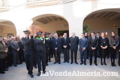 Representantes institucionales y vecinos dieron ayer su último adiós al exalcalde tras cerrarse la capilla ardiente