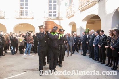 Representantes institucionales y vecinos dieron ayer su último adiós al exalcalde tras cerrarse la capilla ardiente