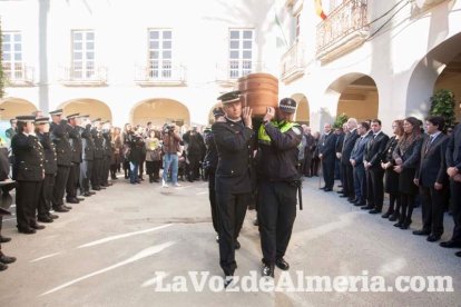 Representantes institucionales y vecinos dieron ayer su último adiós al exalcalde tras cerrarse la capilla ardiente