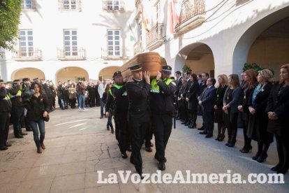 Representantes institucionales y vecinos dieron ayer su último adiós al exalcalde tras cerrarse la capilla ardiente
