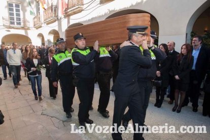 Representantes institucionales y vecinos dieron ayer su último adiós al exalcalde tras cerrarse la capilla ardiente