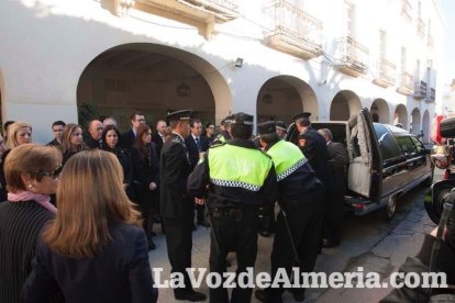 Representantes institucionales y vecinos dieron ayer su último adiós al exalcalde tras cerrarse la capilla ardiente