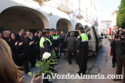 Representantes institucionales y vecinos dieron ayer su último adiós al exalcalde tras cerrarse la capilla ardiente