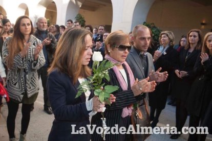 Representantes institucionales y vecinos dieron ayer su último adiós al exalcalde tras cerrarse la capilla ardiente