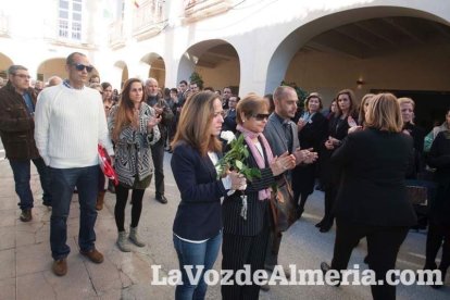 Representantes institucionales y vecinos dieron ayer su último adiós al exalcalde tras cerrarse la capilla ardiente
