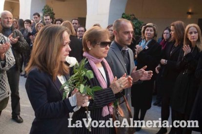 Representantes institucionales y vecinos dieron ayer su último adiós al exalcalde tras cerrarse la capilla ardiente