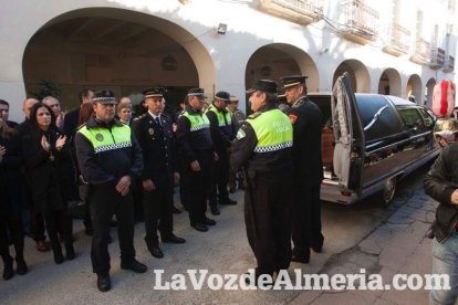 Representantes institucionales y vecinos dieron ayer su último adiós al exalcalde tras cerrarse la capilla ardiente