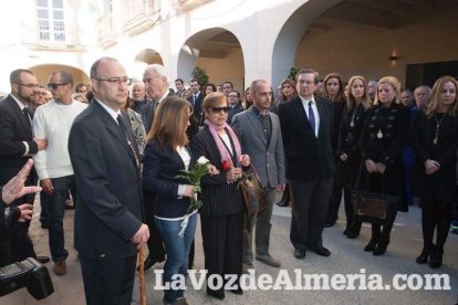 Representantes institucionales y vecinos dieron ayer su último adiós al exalcalde tras cerrarse la capilla ardiente