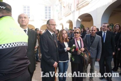 Representantes institucionales y vecinos dieron ayer su último adiós al exalcalde tras cerrarse la capilla ardiente