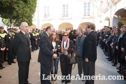 Representantes institucionales y vecinos dieron ayer su último adiós al exalcalde tras cerrarse la capilla ardiente