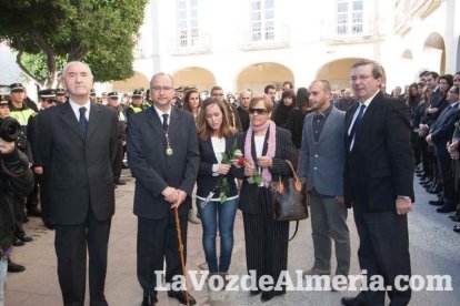 Representantes institucionales y vecinos dieron ayer su último adiós al exalcalde tras cerrarse la capilla ardiente