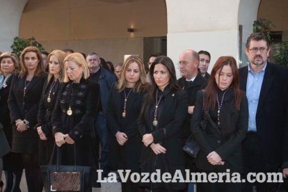Representantes institucionales y vecinos dieron ayer su último adiós al exalcalde tras cerrarse la capilla ardiente