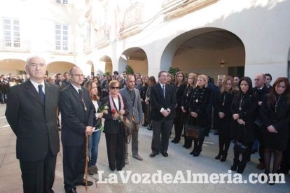 Representantes institucionales y vecinos dieron ayer su último adiós al exalcalde tras cerrarse la capilla ardiente