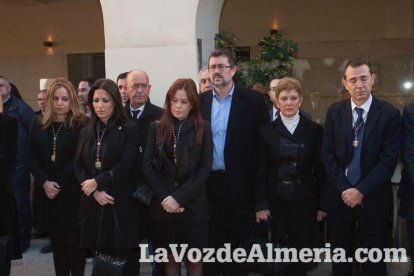 Representantes institucionales y vecinos dieron ayer su último adiós al exalcalde tras cerrarse la capilla ardiente