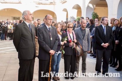 Representantes institucionales y vecinos dieron ayer su último adiós al exalcalde tras cerrarse la capilla ardiente